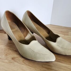Vintage Women's Naturalizer pumps, size 8m